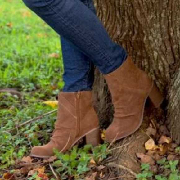 Universal Thread Shoes - NWT Brown Microsuede Booties- 10